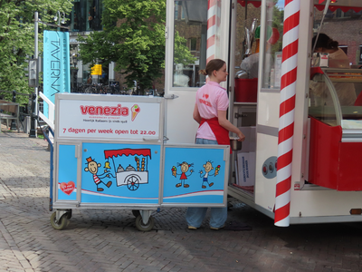 912913 Afbeelding van de bevoorrading van de ijskar van 'Venezia - Italiaans ijs', op de Jansbrug bij de Oudegracht te ...